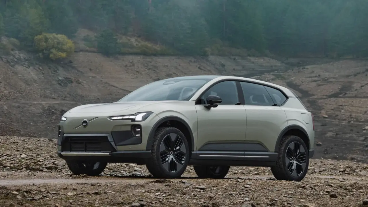 Volvo EX90, un SUV elettrico elegante, si avventura su un terreno roccioso e fangoso, pronto per l'esplorazione.