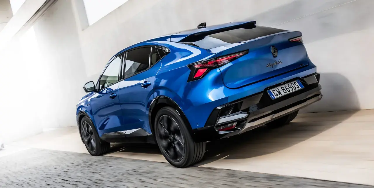 La nuova Renault Rafale blu elettrico sfreccia con stile, mostrando il suo design audace e moderno.