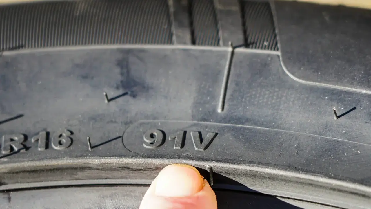 Dettaglio pneumatico con indice di velocità "V". Questo significa che posso montare pneumatici con indice di velocità superiore per una maggiore sicurezza.