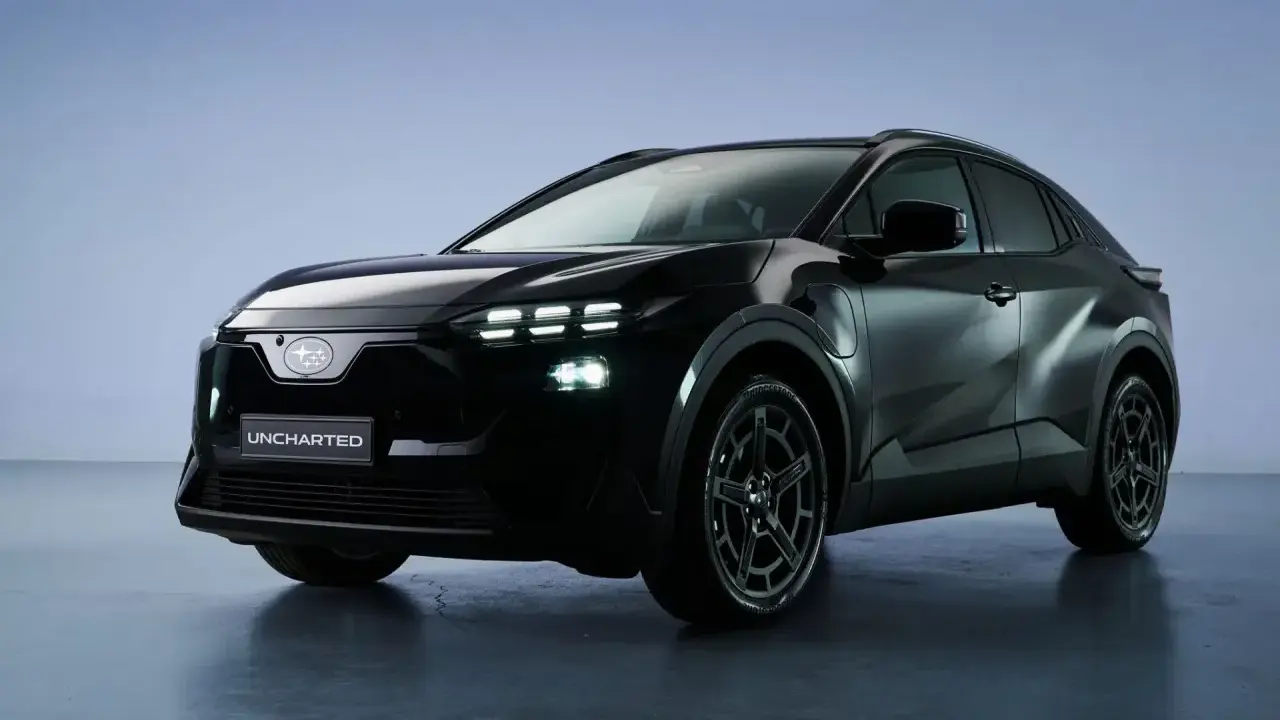 Subaru elettrica "Uncharted" nera, con fari a LED e logo Subaru sul frontale.