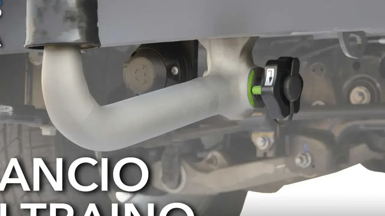 Gancio traino montato, pronto per il viaggio. Si può circolare con il gancio traino montato, un accessorio essenziale per chi ama trasportare.