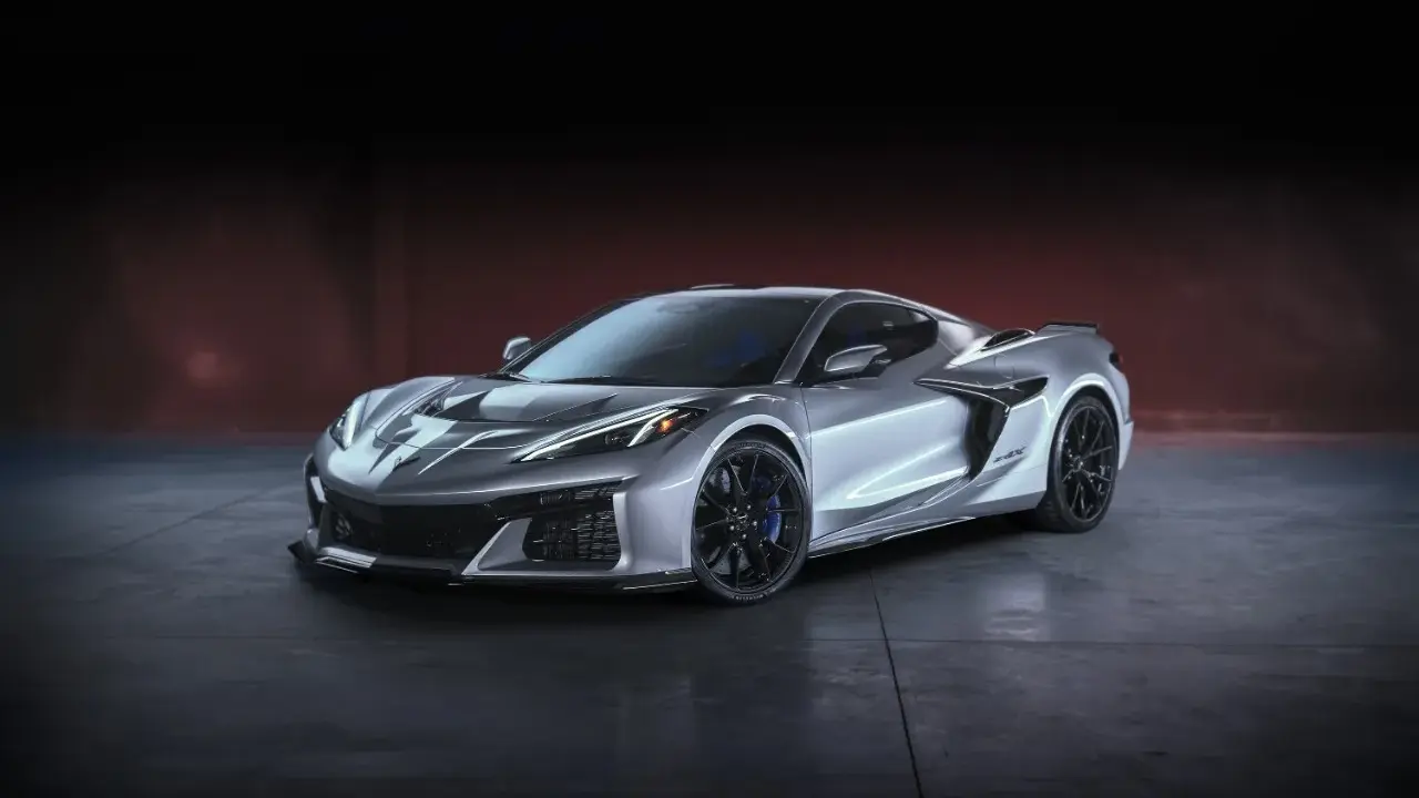 Chevrolet Corvette Z06 argentata, un gioiello tra i modelli Chevrolet, con cerchi neri e pinze blu.