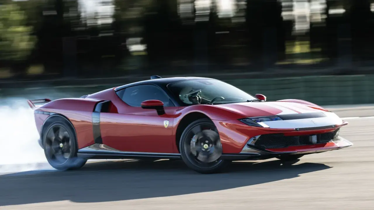 Ferrari 849 Testarossa sfreccia in pista, sollevando fumo dagli pneumatici. Un'icona di velocità e design.