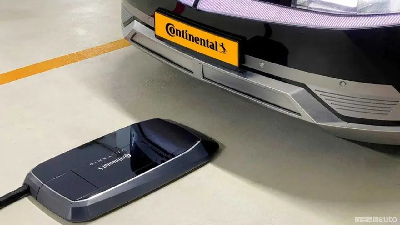 Piattaforma per ricarica wireless auto elettriche Continental, con un'auto parcheggiata sopra.