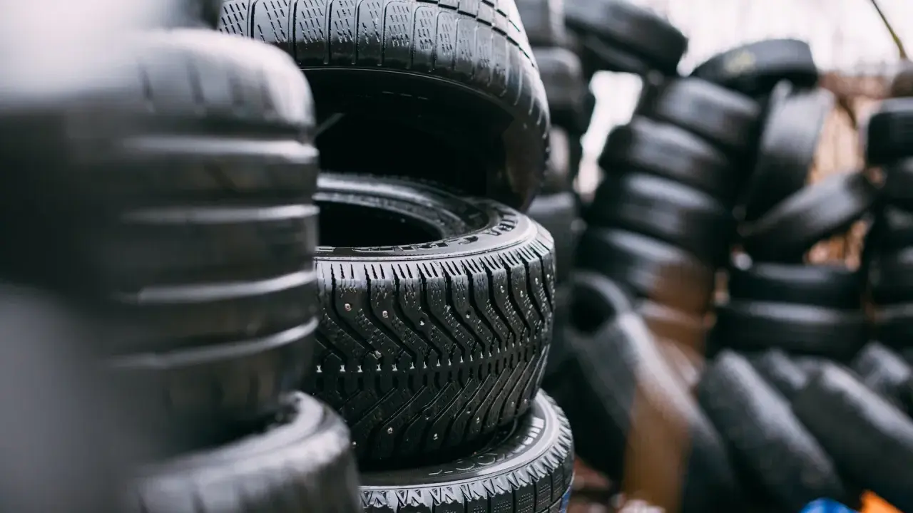 Pile di gomme invernali con chiodi, pronte per affrontare la neve. La sigla gomme invernali è ben visibile sul battistrada.
