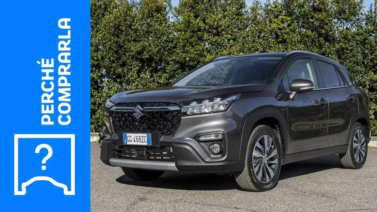 Suzuki S-Cross Hybrid: scopri se ci sono problemi prima di acquistarla. Auto grigia parcheggiata all'aperto.