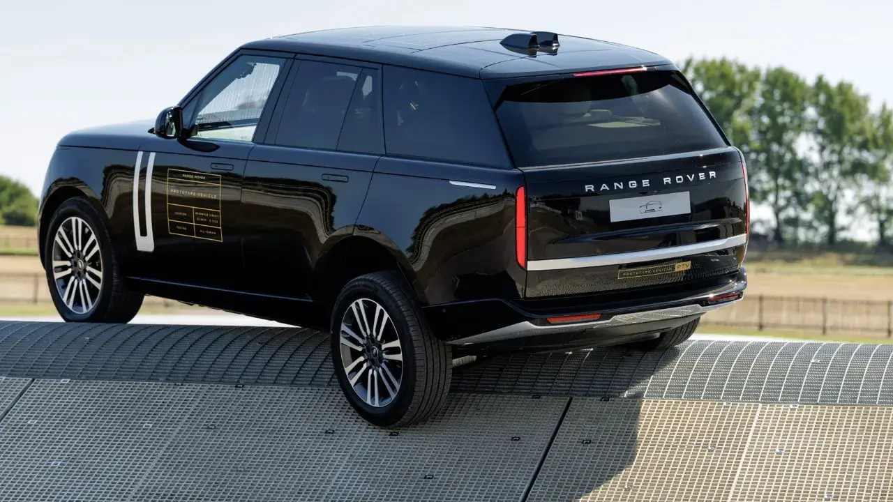 La nuova Range Rover elettrica affronta un percorso di prova su una superficie metallica.