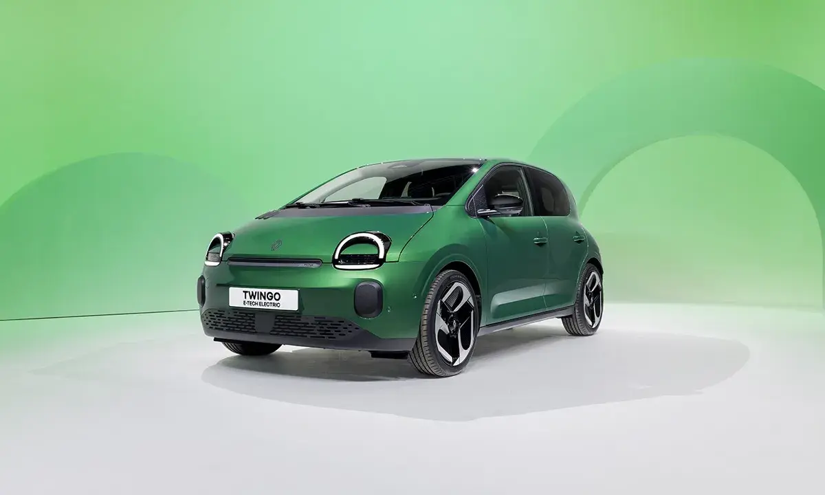 Un'auto utilitaria verde brillante, la Renault Twingo E-Tech Electric, posizionata su uno sfondo verde sfumato.