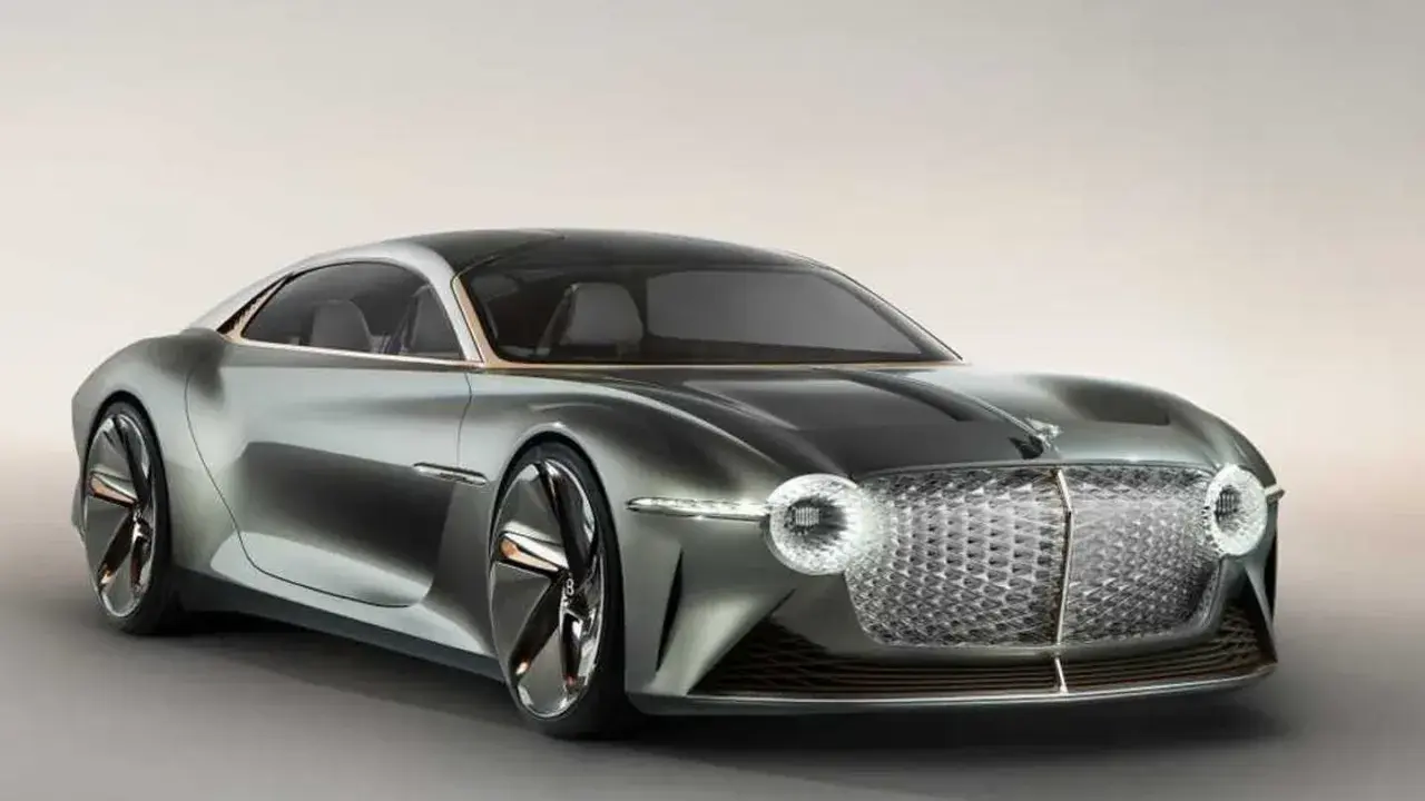 Concept car Bentley elettrica, un futuro di lusso e sostenibilità. Design futuristico con griglia iconica e fari a LED.