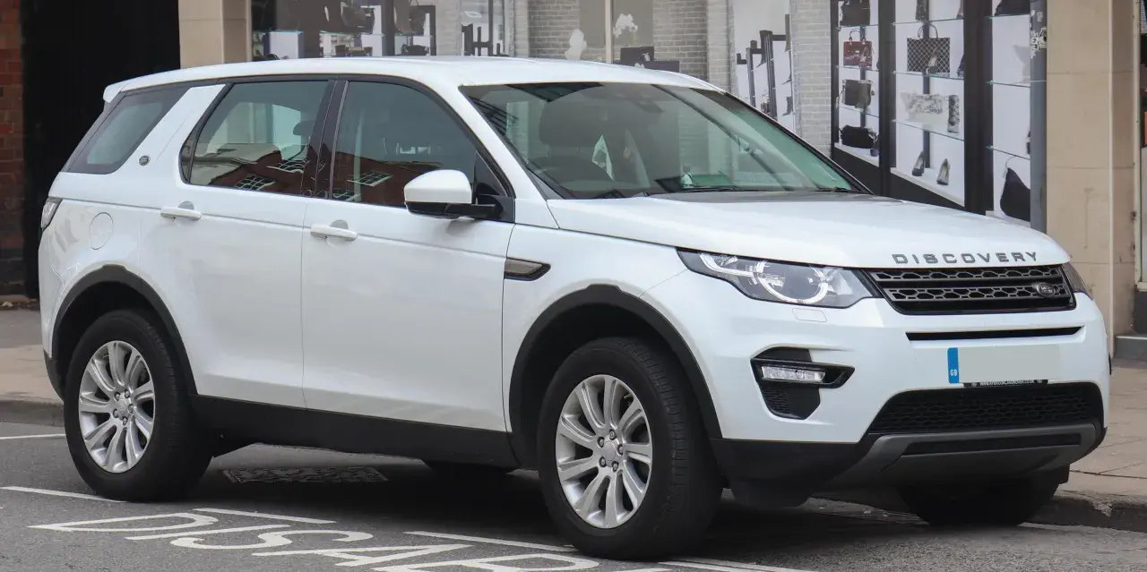 Discovery Sport, un'auto elegante ma con qualche piccolo difetto, parcheggiata in strada.