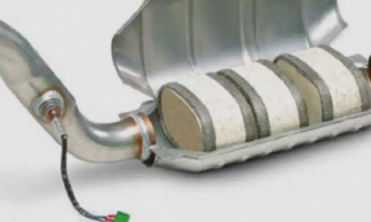 Il catalizzatore auto benzina, con la sua struttura interna a nido d'ape, è un componente essenziale per ridurre le emissioni nocive.