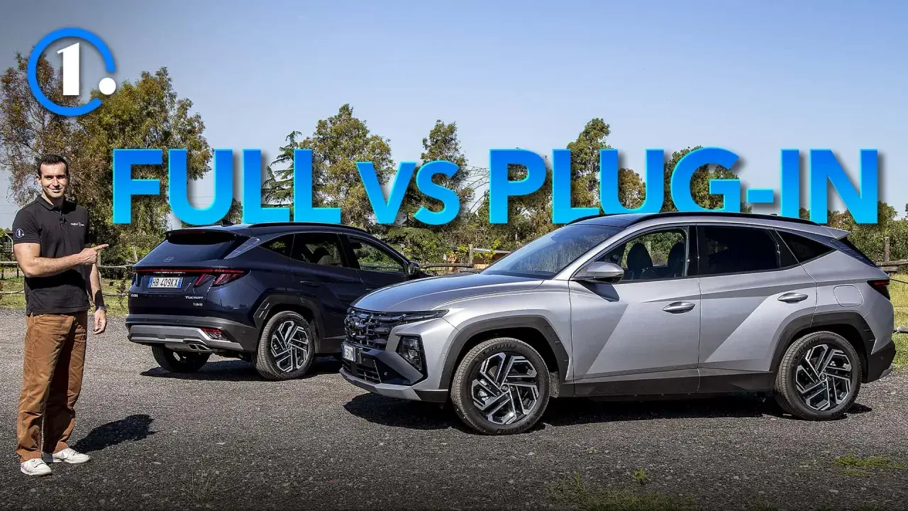 Uomo indica due SUV, uno blu e uno grigio, con la scritta "FULL VS PLUG-IN". Quando una auto ibrida non conviene.