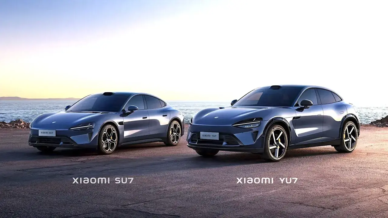 Due auto elettriche Xiaomi, SU7 e YU7, parcheggiate sulla costa al tramonto.