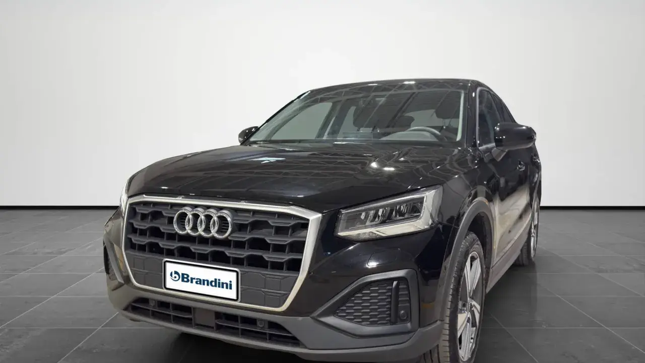 Audi Q2 nera, un'auto compatta e agile. Nonostante la sua popolarità, alcuni proprietari segnalano piccoli audi q2 difetti.