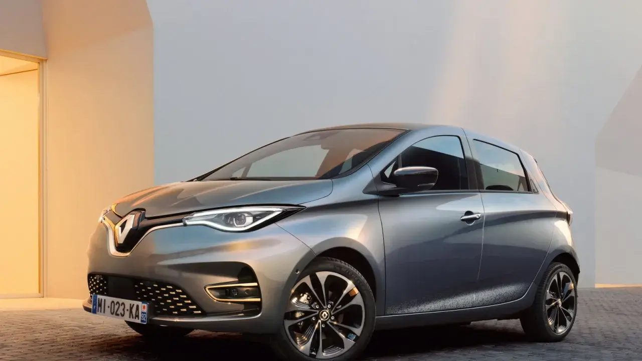 Renault Zoe grigio metallizzato, un'auto elettrica moderna. Le recensioni la lodano per design e prestazioni.