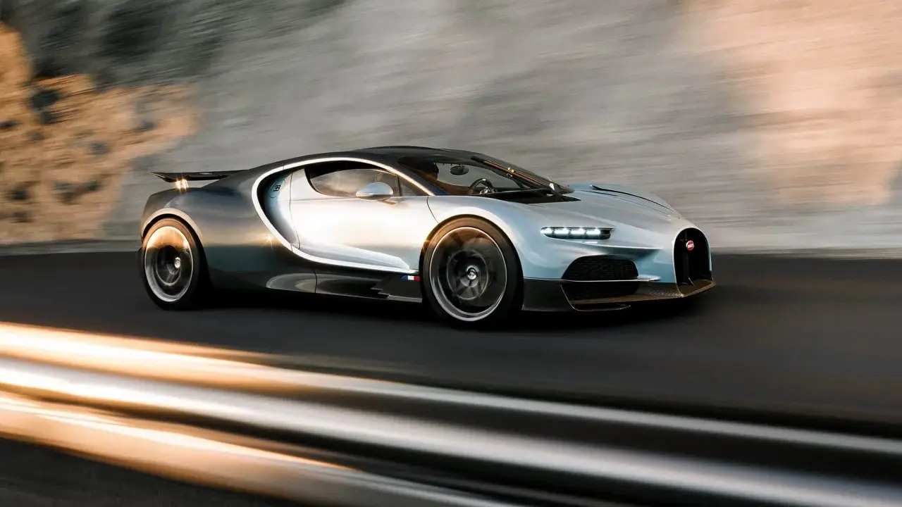 Bugatti Tourbillon sfreccia su una strada, con scie luminose che ne accentuano la velocità.