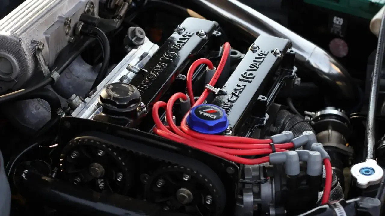Motore elaborato con coperchio valvole "16 VALVE", candele rosse e pulegge. Un aggiornamento centralina auto potrebbe ottimizzare queste prestazioni.