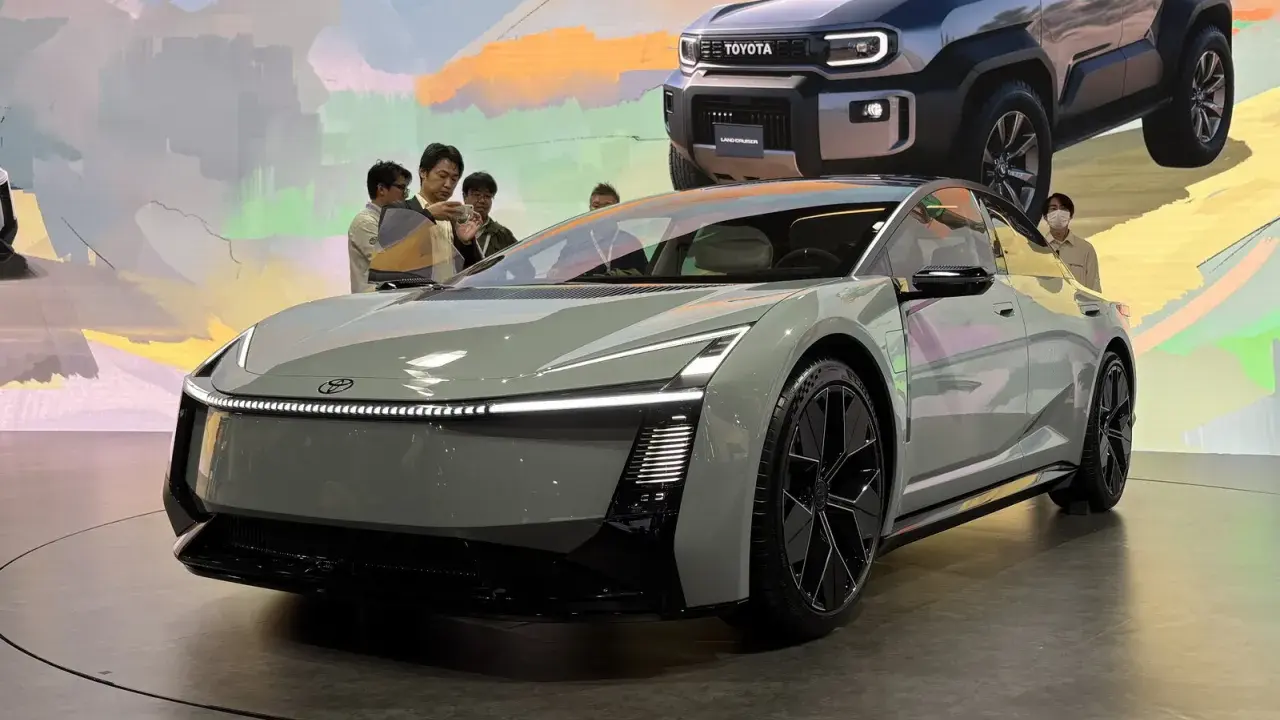 Concept car Toyota Corolla 2026, un'auto elettrica dal design futuristico con linee affilate e luci a LED.