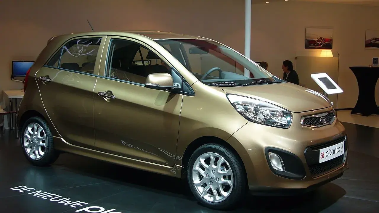Kia Picanto color oro, in esposizione. Nessun difetto visibile, solo un'auto nuova.