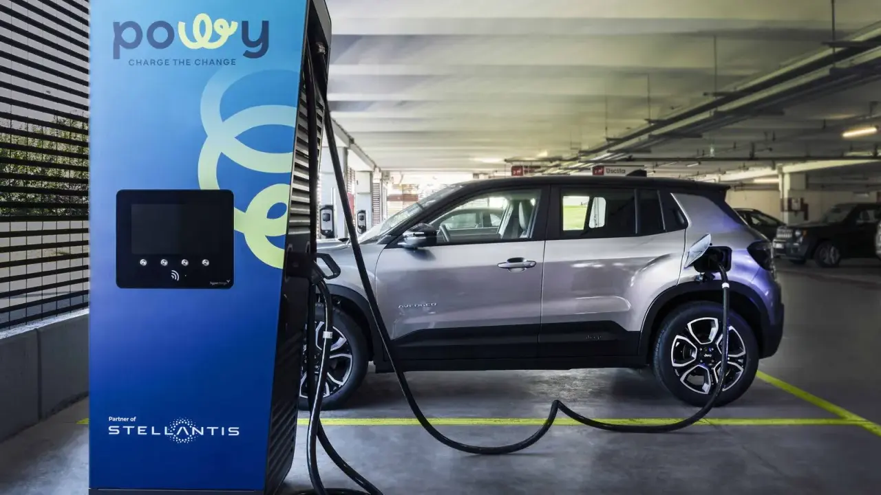 Stazione di ricarica Powy per auto elettriche, con un SUV Jeep Avenger in carica. Un esempio di moderni punti di ricarica auto elettriche.