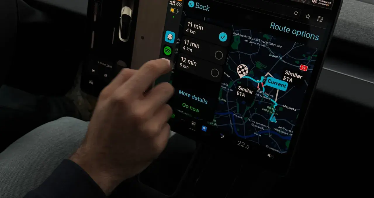 Navigazione in un'auto Tesla con Apple CarPlay, visualizza le opzioni di percorso e la mappa.