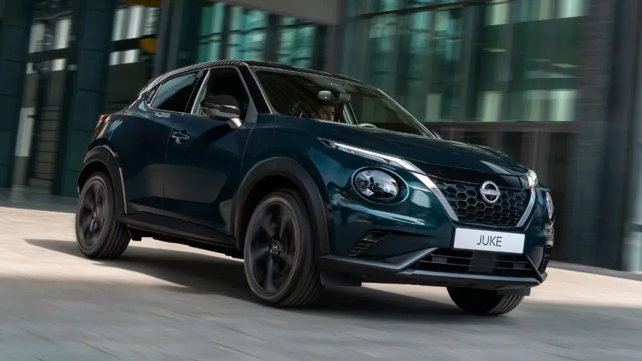 Nissan Juke 2026, un SUV compatto dal design audace, sfreccia in città.