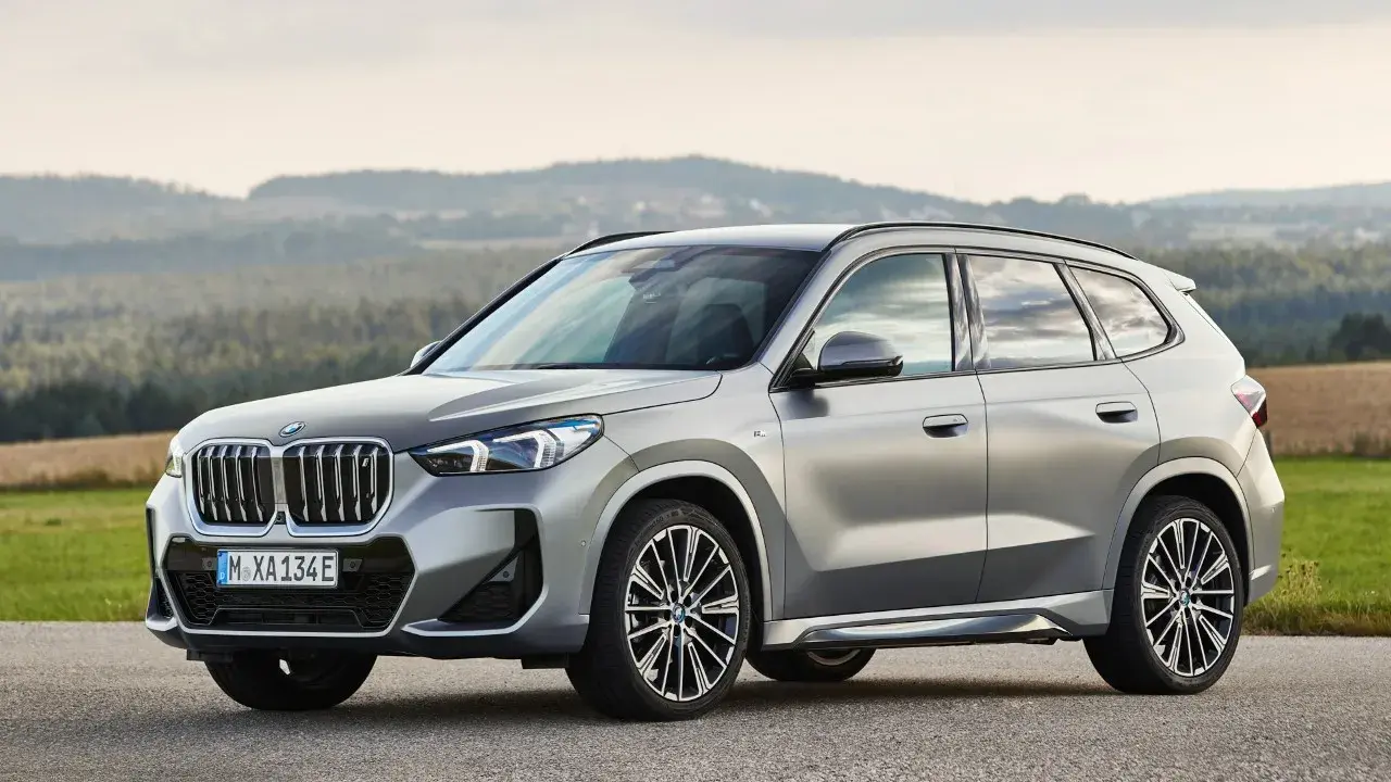 BMW X1 grigio metallizzato in posa su strada con sfondo naturale. Scopri le diverse bmw x1 motorizzazioni disponibili per questo SUV.