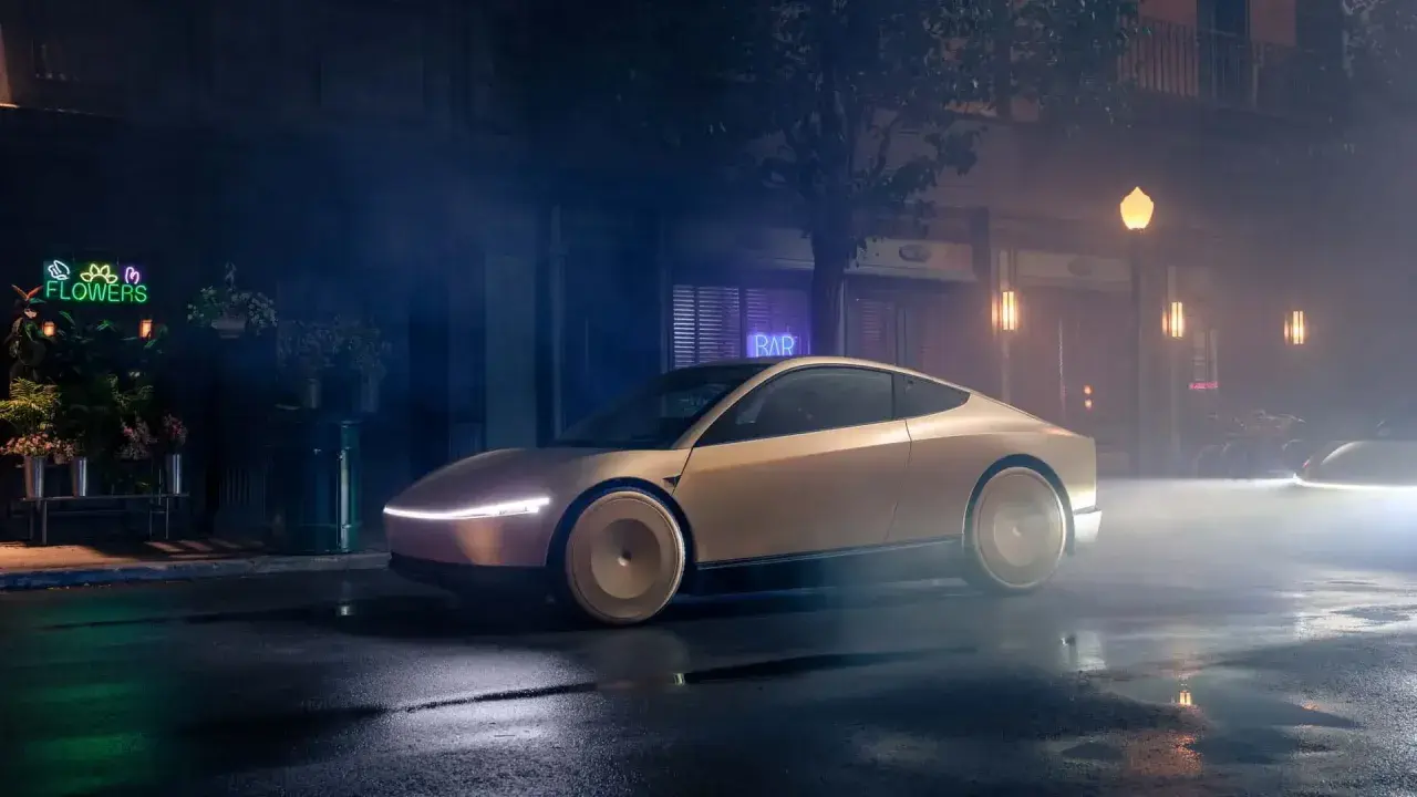 Un futuristico tesla taxi dorato attende su una strada bagnata, illuminato da insegne al neon e lampioni.
