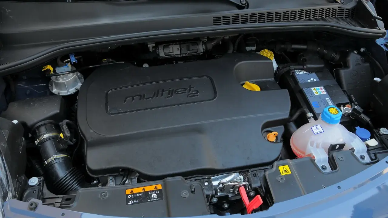 Motore MultiJet di un'auto compatibile con biodiesel. Componenti visibili: batteria, filtro aria, serbatoio liquido raffreddamento.