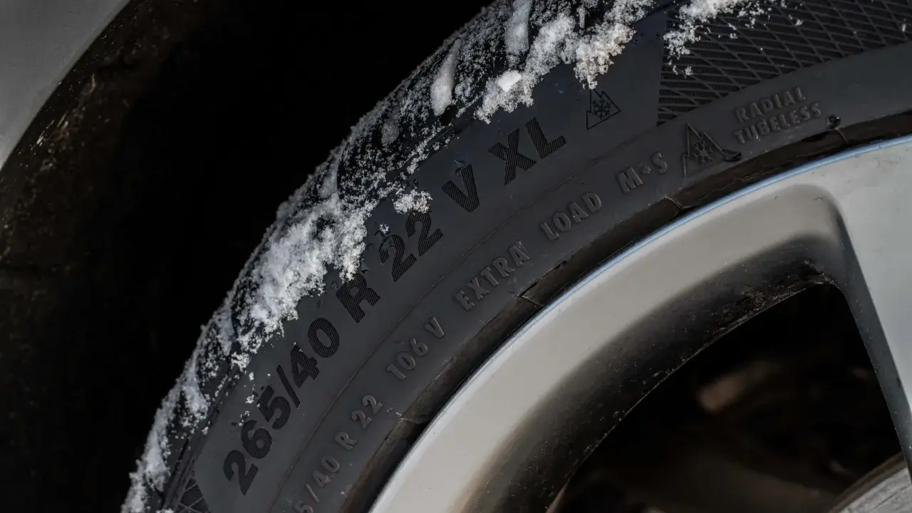 Pneumatici M+S con neve sul battistrada, pronti per affrontare l'inverno.
