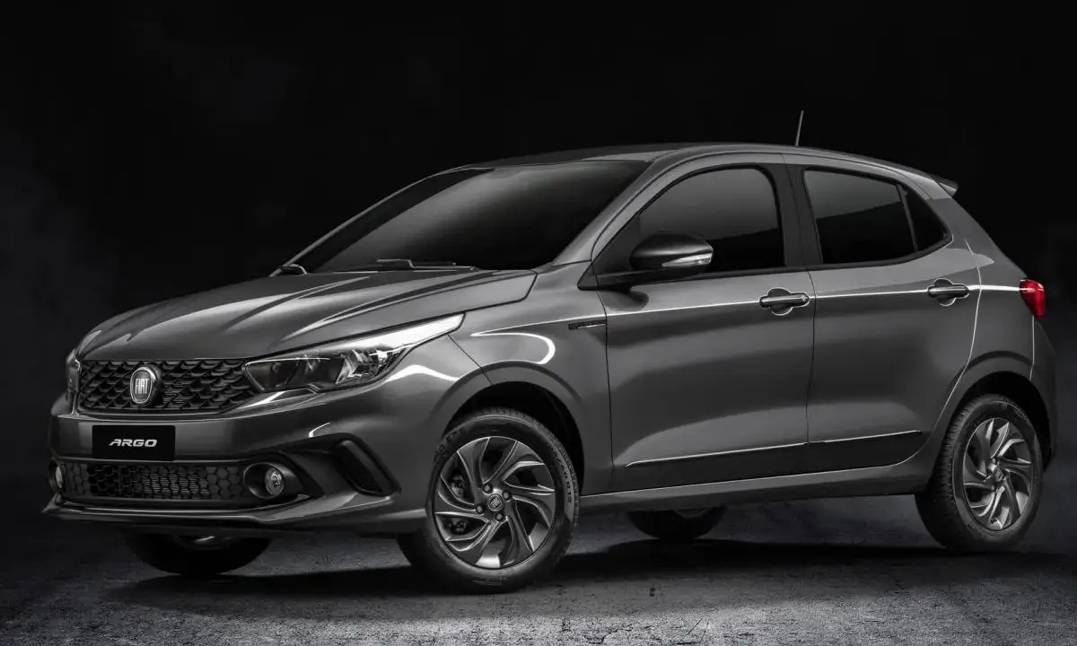 Fiat Argo grigio scuro, un'auto compatta con linee moderne, su sfondo scuro.