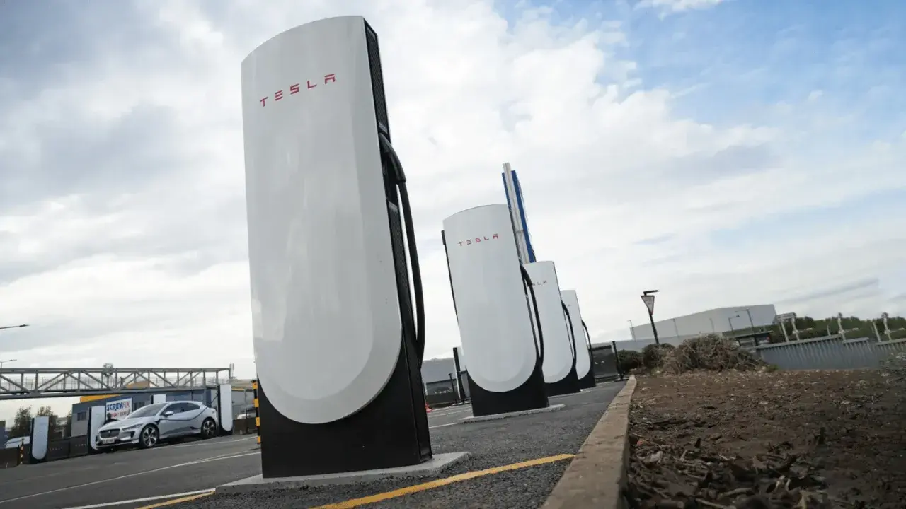 Stazione di ricarica Tesla Supercharger, con una Tesla in carica. Il costo del servizio è un fattore importante per i proprietari.