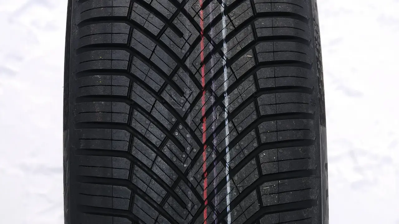 Battistrada invernale con linee colorate. La scelta è tra meglio Continental o Michelin per affrontare la neve.