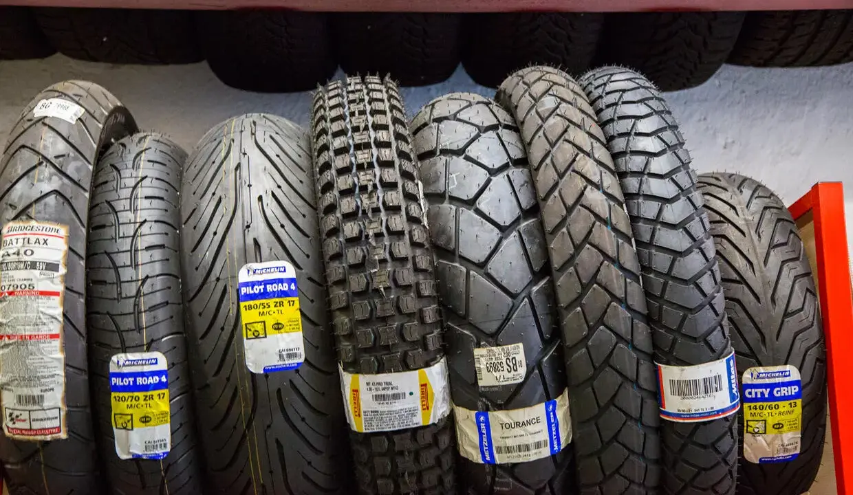 Vari tipi di pneumatici tubeless per moto, con battistrada diversi per ogni esigenza.
