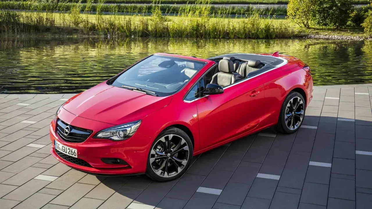 Opel Cascada rossa cabriolet, elegante e sportiva, con interni in pelle nera. Nessun problema visibile, solo un'auto da sogno.