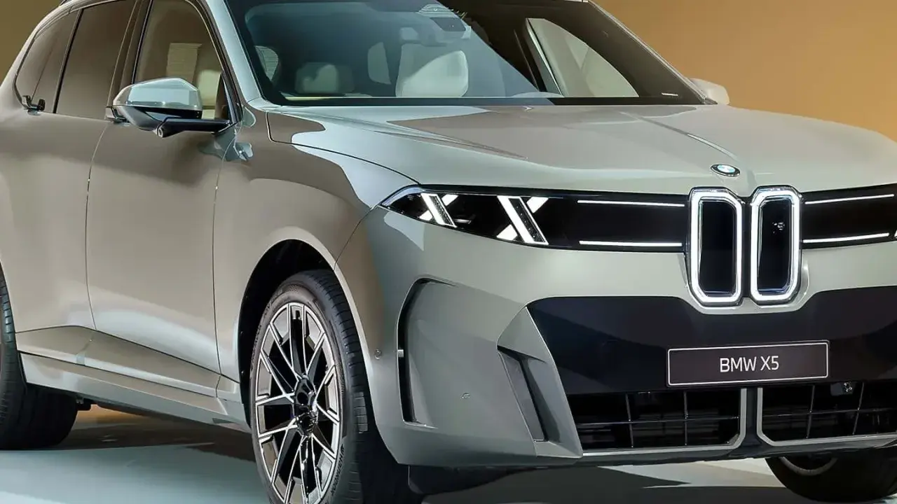 Il **BMW X5 2026** si presenta con un design audace e moderno, fari affilati e la distintiva griglia a doppio rene illuminata.