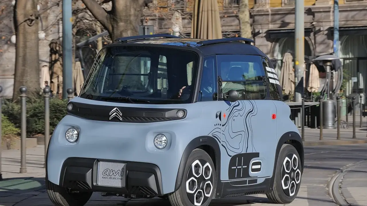 Citroën Ami grigia con grafica nera, un veicolo elettrico compatto, ideale per la città, con la sua batteria efficiente.