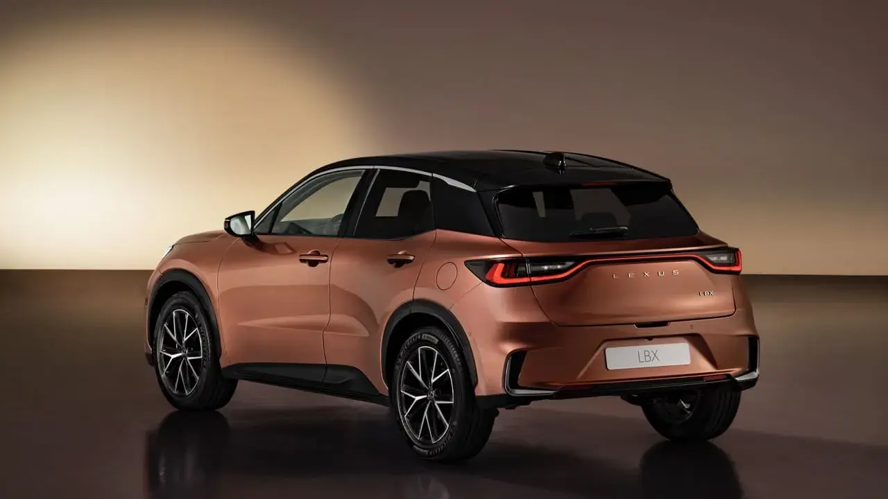 Lexus LBX color rame, vista posteriore. Le sue dimensioni compatte la rendono ideale per la città.