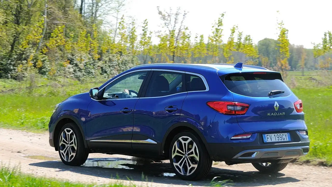 Renault Kadjar 1.5 dCi 110cv blu su sterrato. Nonostante la sua eleganza, alcuni proprietari segnalano renault kadjar 1.5 dci 110cv problemi.