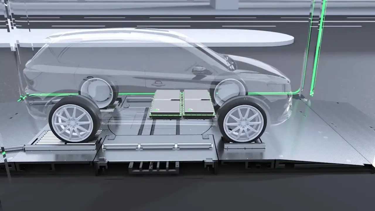 Un'auto elettrica trasparente su una piattaforma, con due pacchi batteria visibili sotto il pianale. Il sistema di battery swap è pronto.