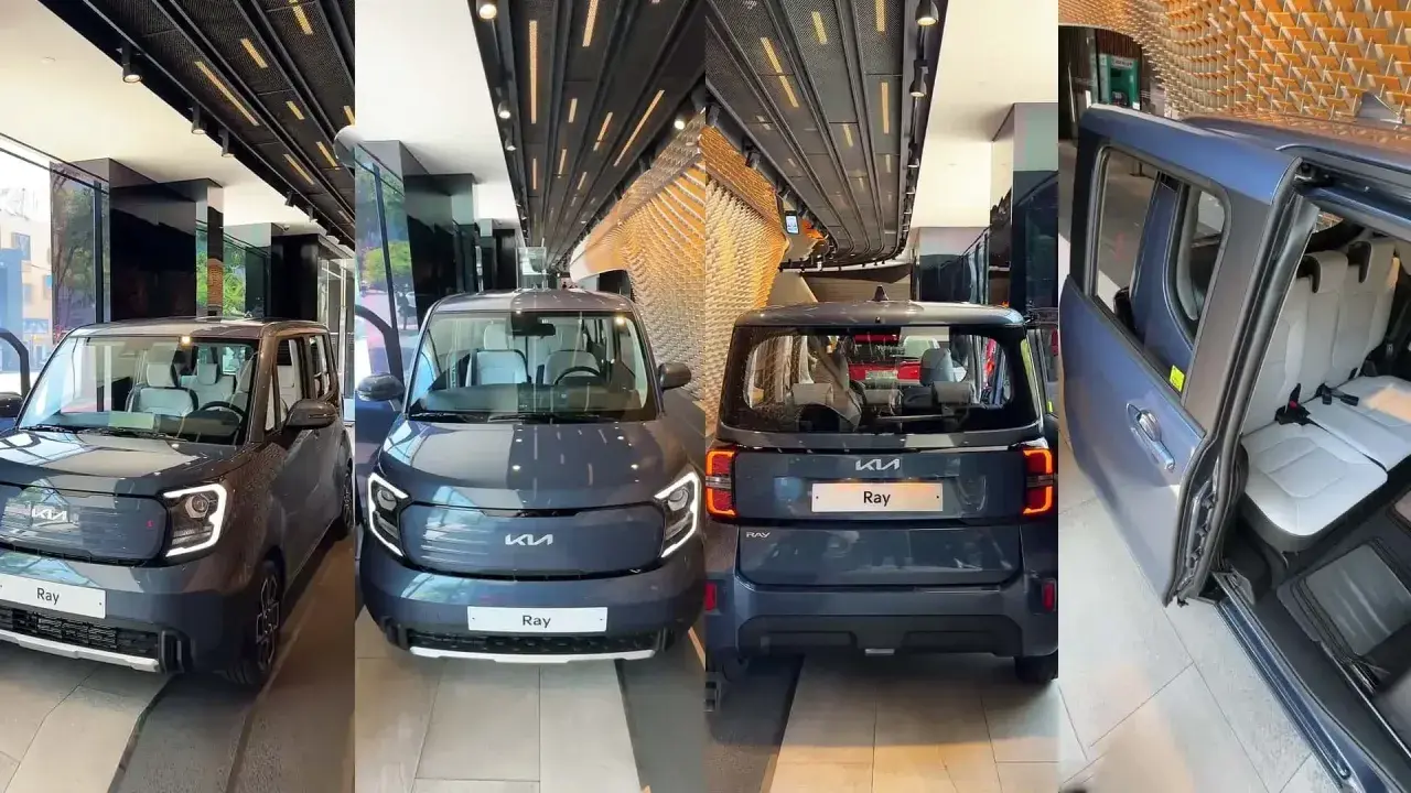 Tre Kia Ray, un'auto elettrica compatta, esposte in un salone moderno. La Kia Ray è pronta per il futuro.