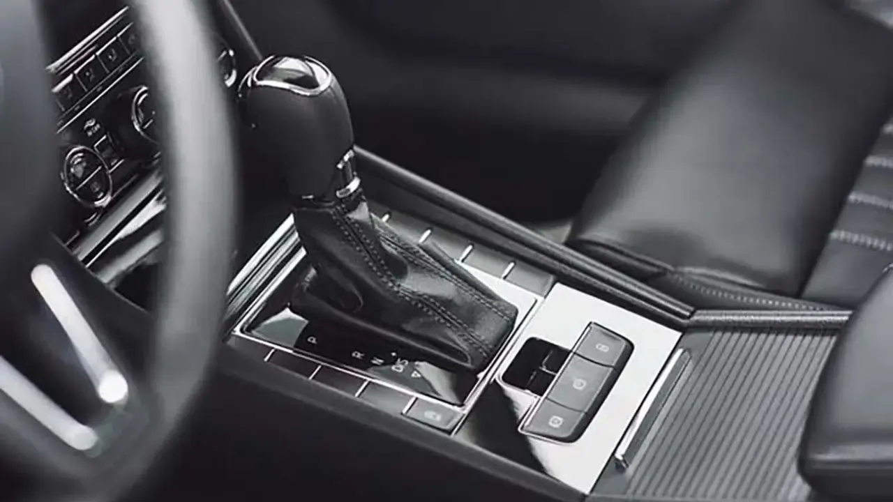 Interno auto con cambio automatico. Il lavaggio del cambio automatico è un'operazione importante per la manutenzione.