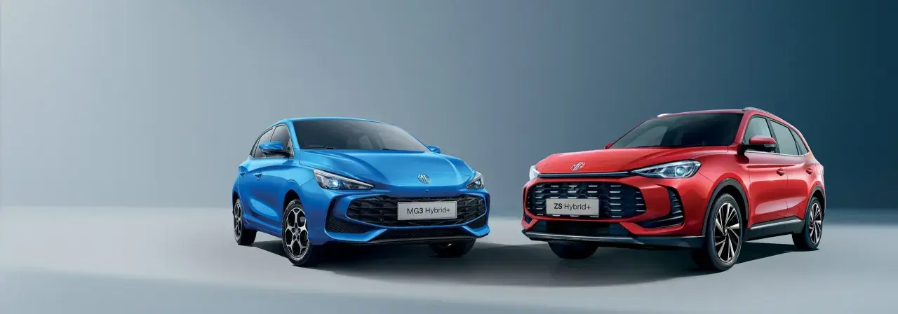 Due MG modelli, una blu e una rossa, presentate in studio. La MG3 Hybrid+ blu e la ZS Hybrid+ rossa mostrano il loro design moderno.