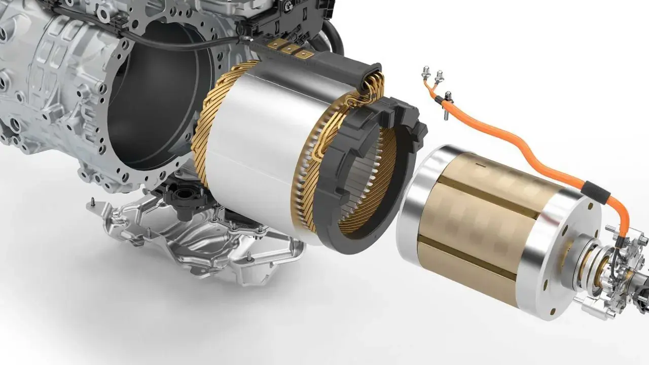 Componenti interni di un motore Tesla, con rotore e statore in evidenza.