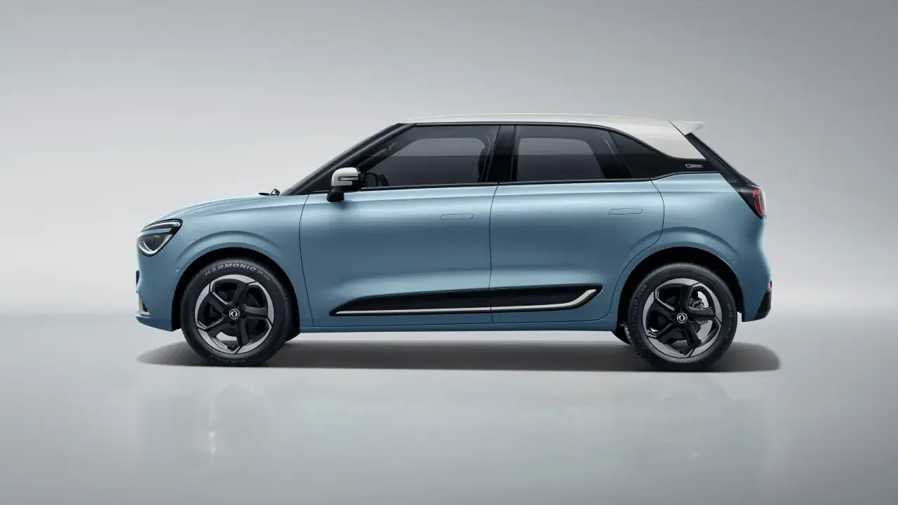 Auto blu a due toni, stile moderno. Scopri il dongfeng box prezzo e le sue caratteristiche.