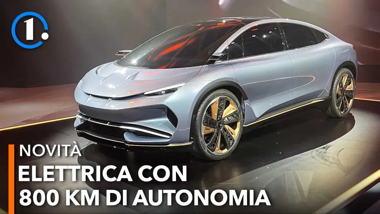 La nuova auto elettrica con 800 km di autonomia, un concept futuristico con cerchi dorati e linee aerodinamiche.