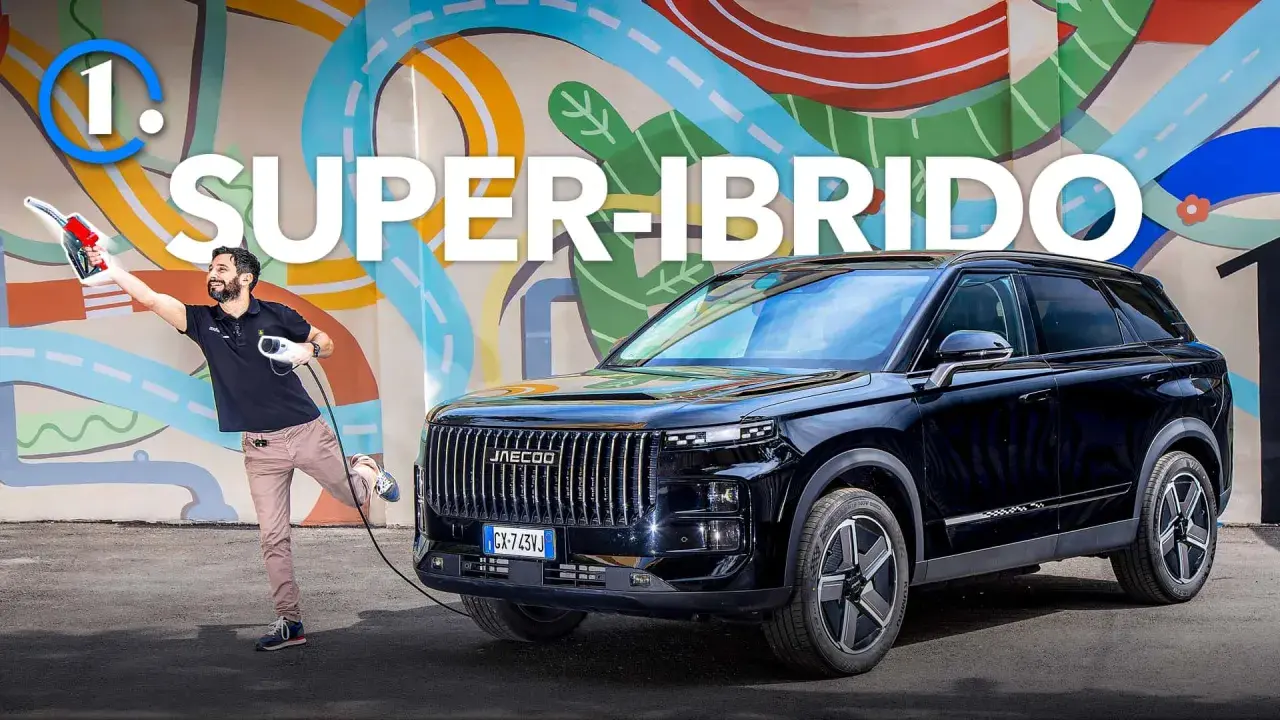 Uomo con pistola benzina e cavo di ricarica accanto a un SUV nero, che simboleggia la tecnologia mild hybrid.