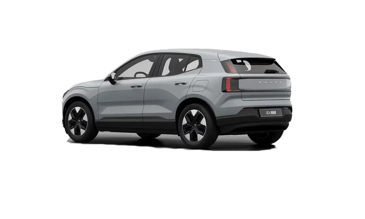 La Volvo EX30, con le sue dimensioni compatte, si presenta in grigio metallizzato, mostrando un design moderno e distintivo.