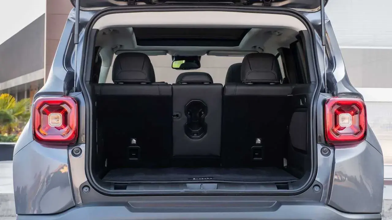 Bagagliaio aperto di una Jeep Renegade, con sedili posteriori abbassati. Le dimensioni sono perfette per ogni avventura.