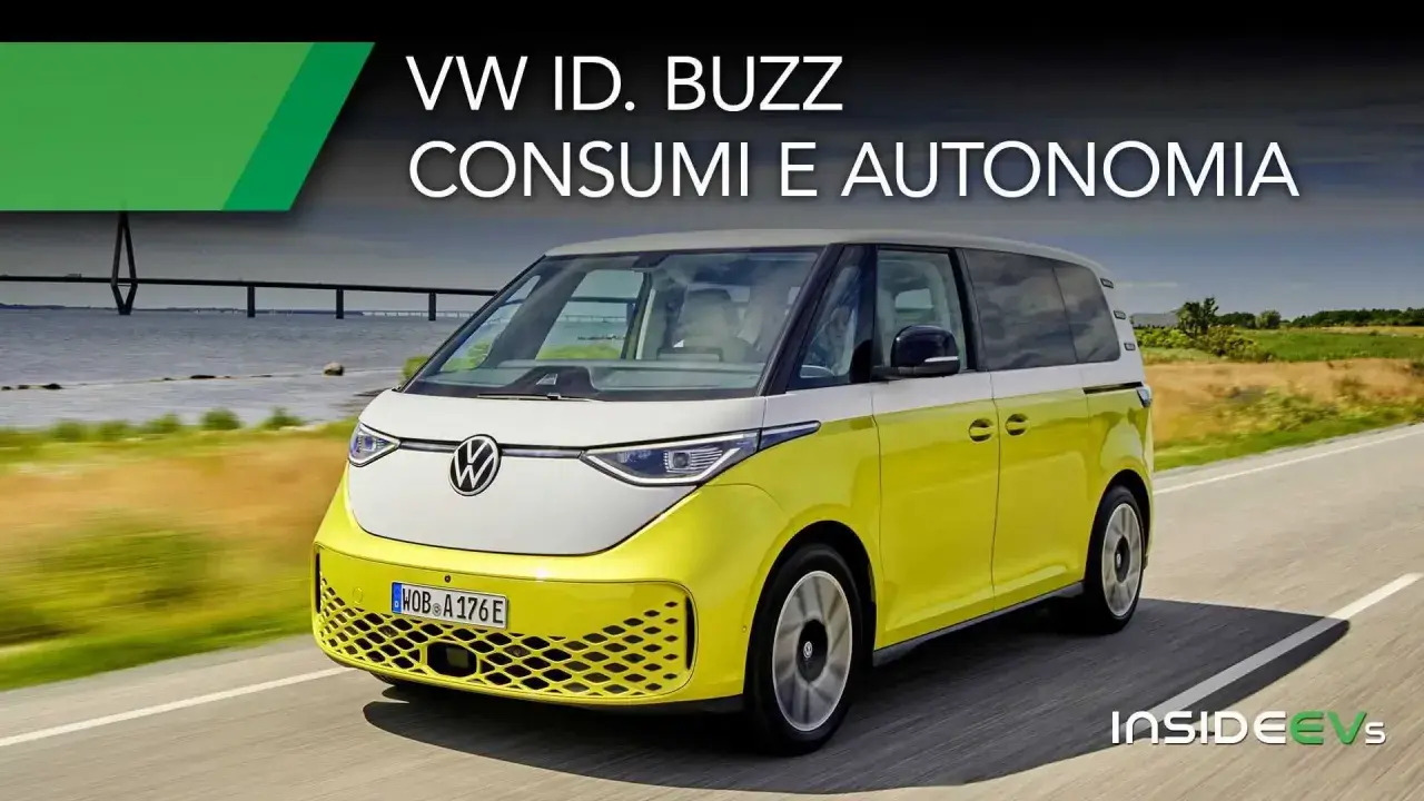 Volkswagen ID. Buzz giallo e bianco in corsa, con testo "Consumi e Autonomia". Un viaggio elettrico senza pensieri.
